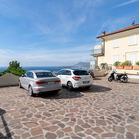 Апартаменты Casa Grimaldi - Terrace & Sea View Вентимилья Экстерьер фото