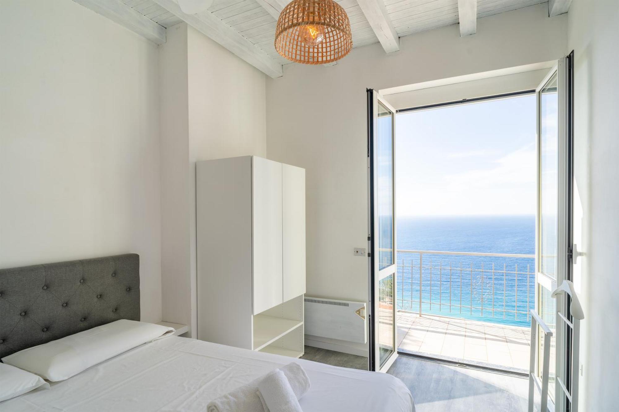 Апартаменты Casa Grimaldi - Terrace & Sea View Вентимилья Экстерьер фото