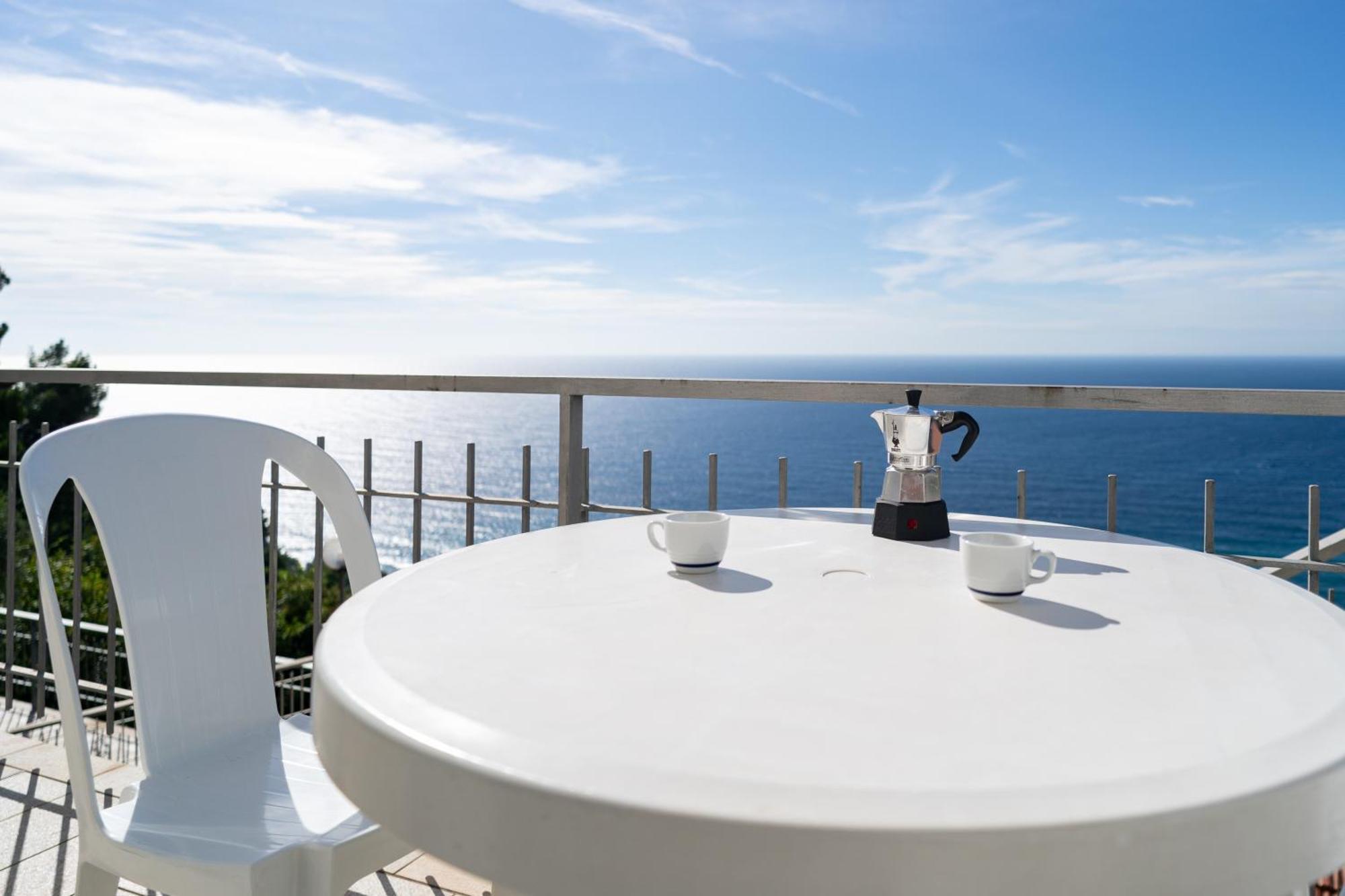 Апартаменты Casa Grimaldi - Terrace & Sea View Вентимилья Экстерьер фото