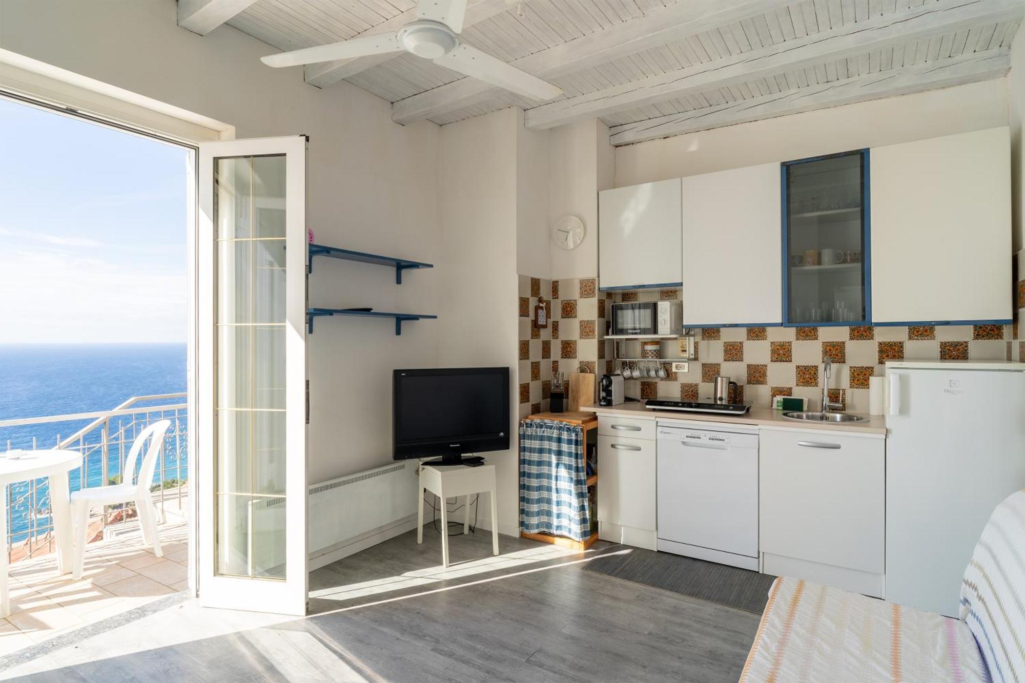 Апартаменты Casa Grimaldi - Terrace & Sea View Вентимилья Экстерьер фото
