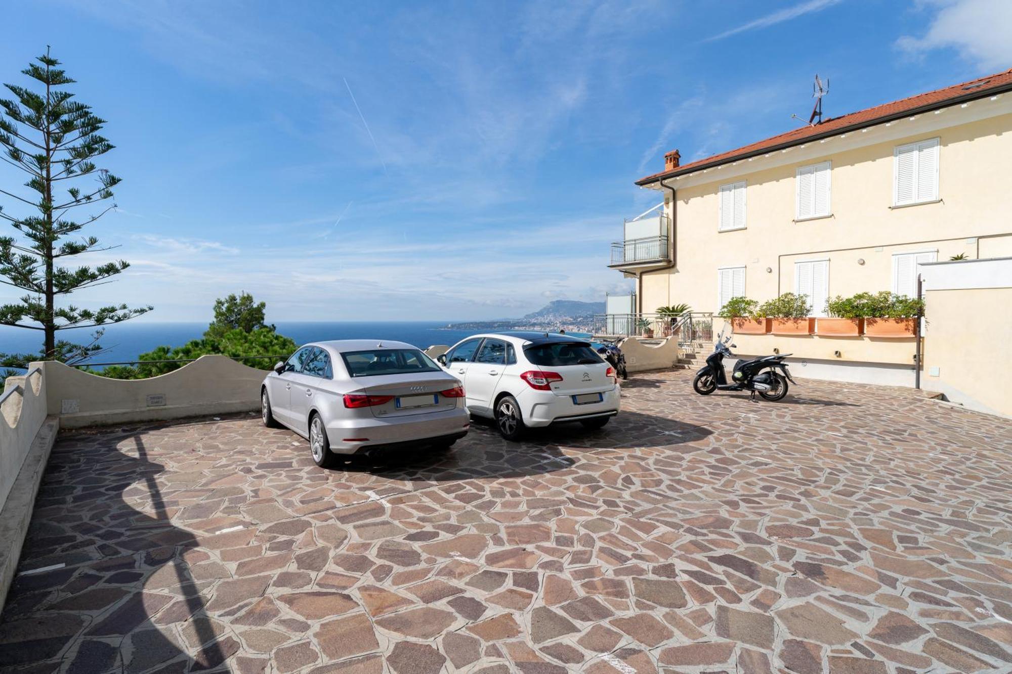 Апартаменты Casa Grimaldi - Terrace & Sea View Вентимилья Экстерьер фото