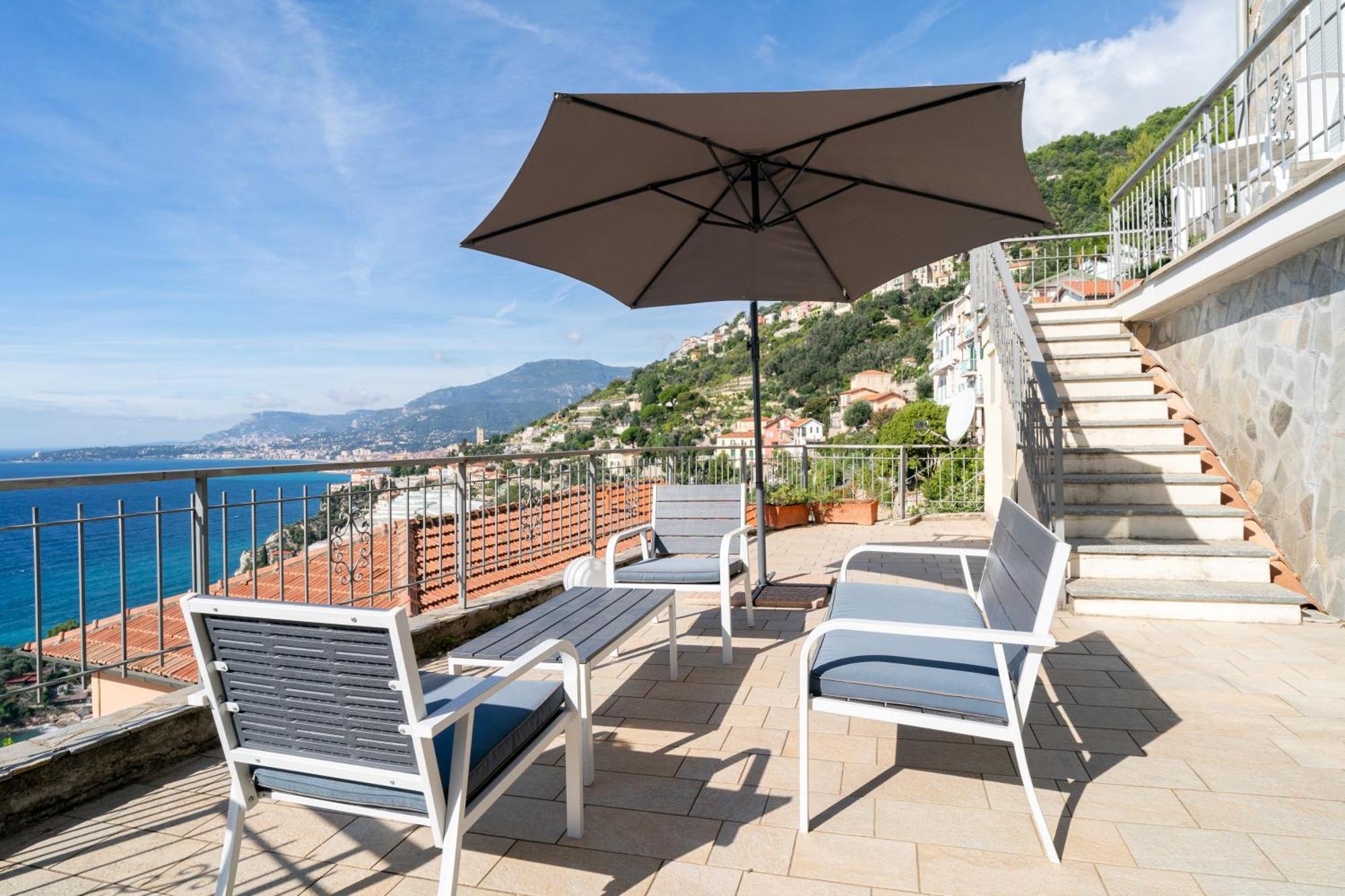 Апартаменты Casa Grimaldi - Terrace & Sea View Вентимилья Экстерьер фото