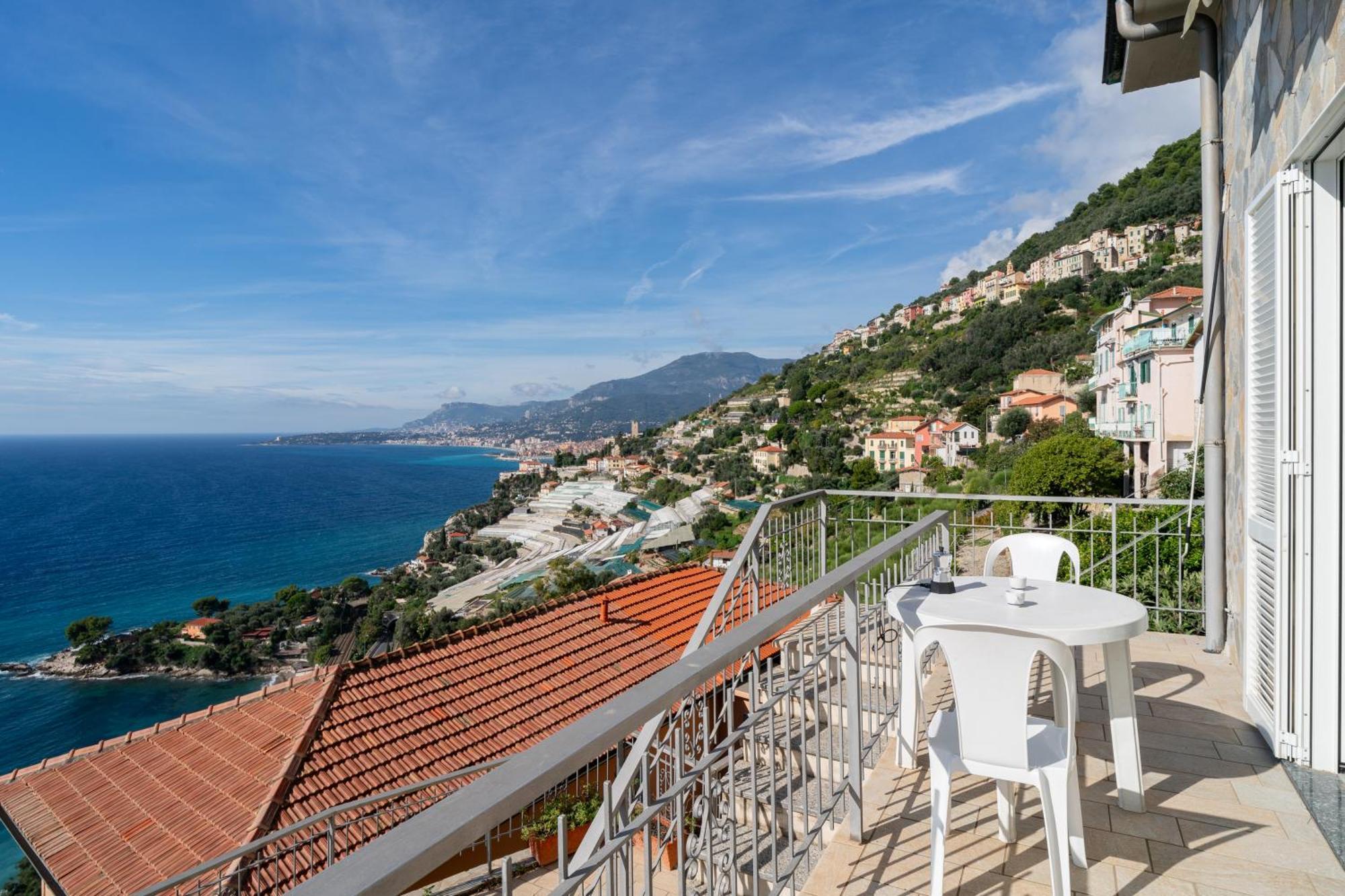 Апартаменты Casa Grimaldi - Terrace & Sea View Вентимилья Экстерьер фото