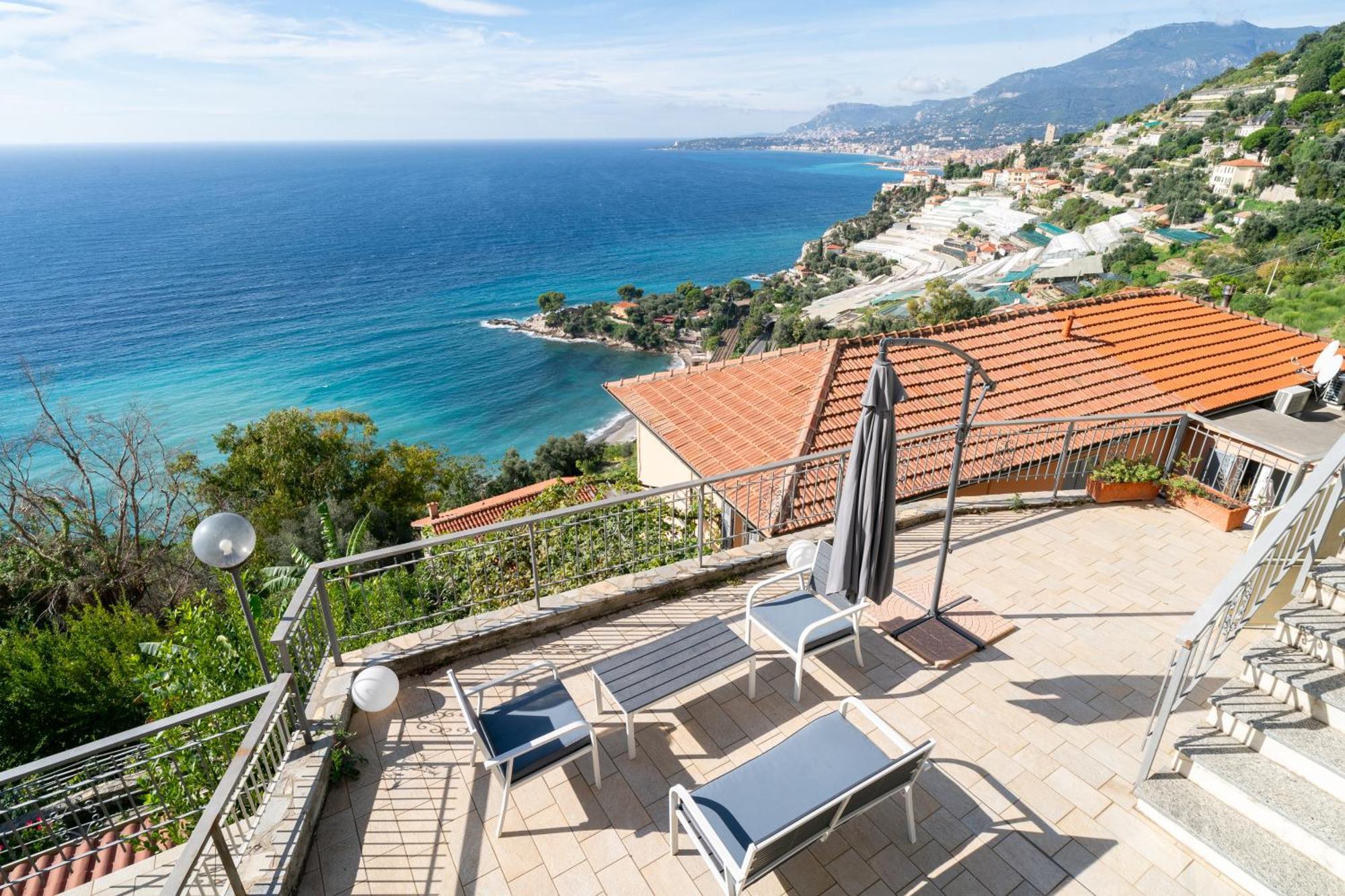 Апартаменты Casa Grimaldi - Terrace & Sea View Вентимилья Экстерьер фото