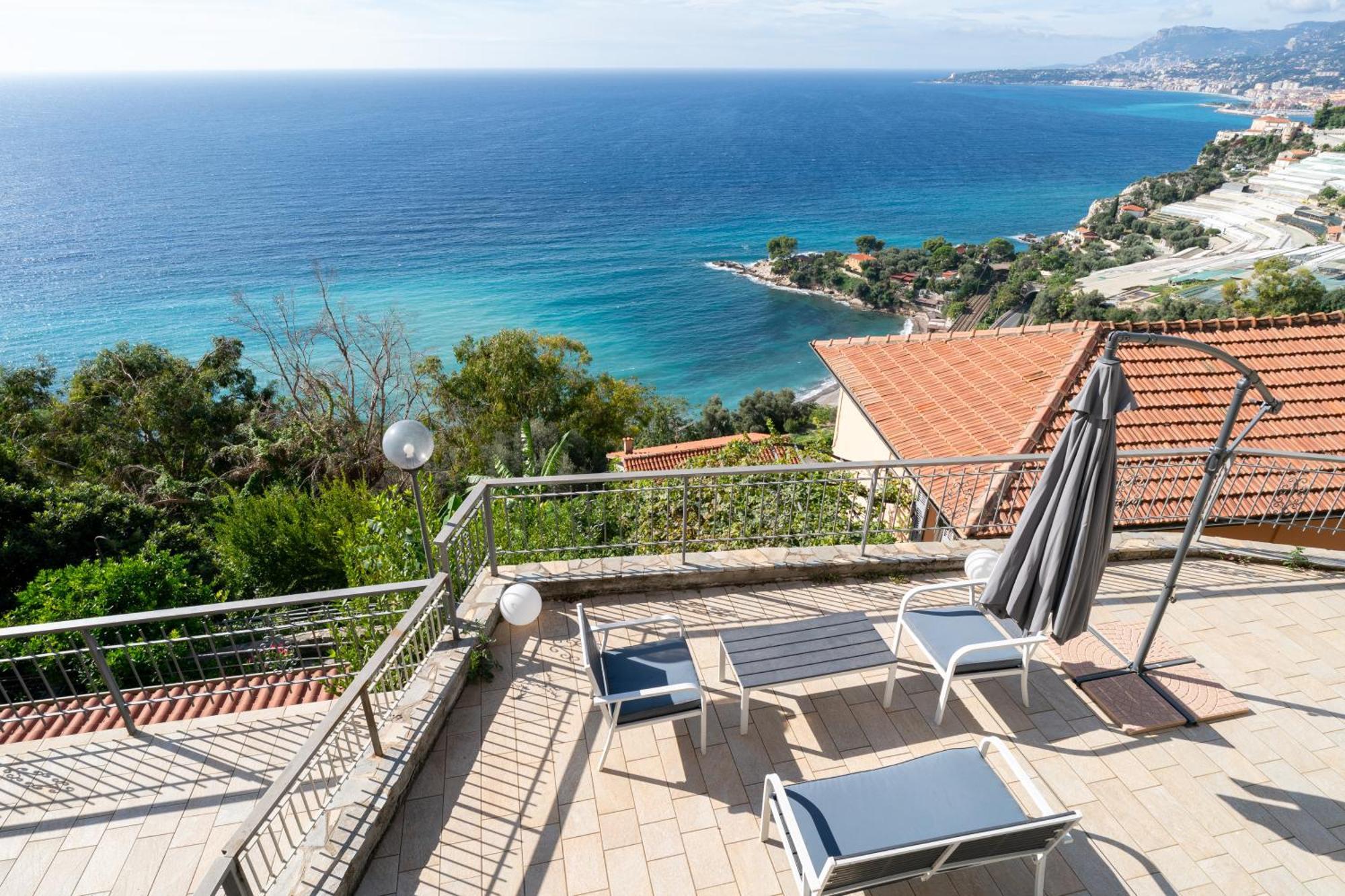 Апартаменты Casa Grimaldi - Terrace & Sea View Вентимилья Экстерьер фото
